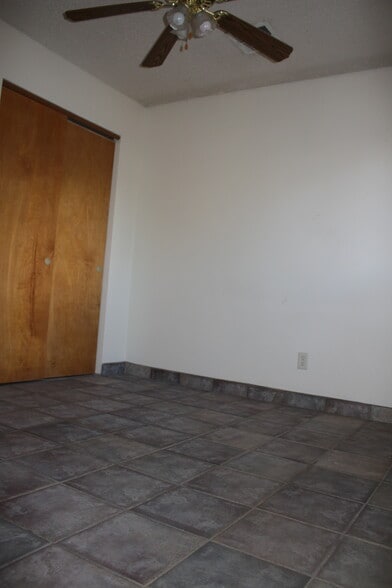 Building Photo - 127 Hanks Dr