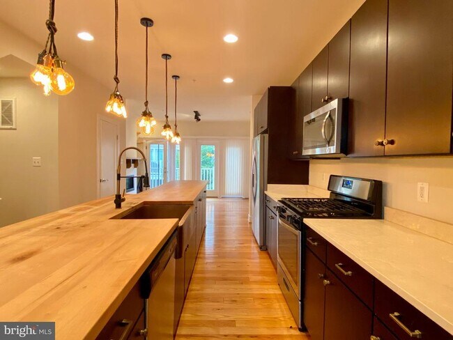 Building Photo - 924 King Farm Blvd