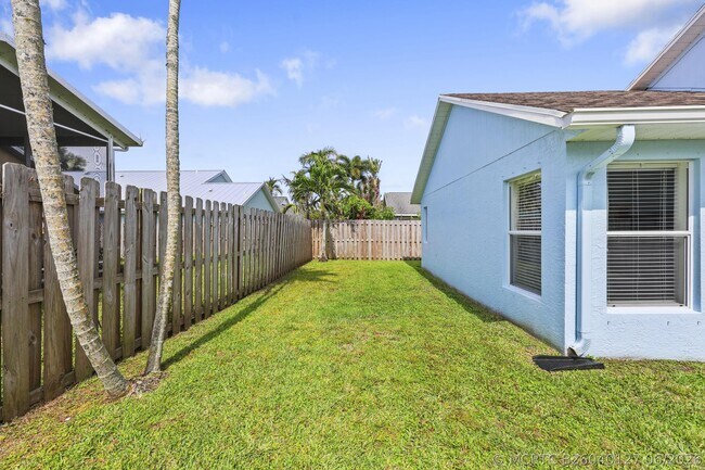 Building Photo - 6238 Pompano St