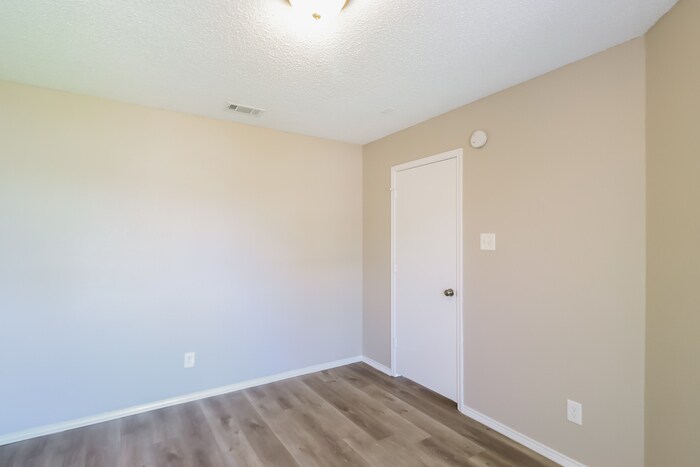 Building Photo - 404 Ridge Dr