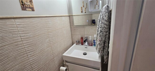 Building Photo - 1345 W 41st St