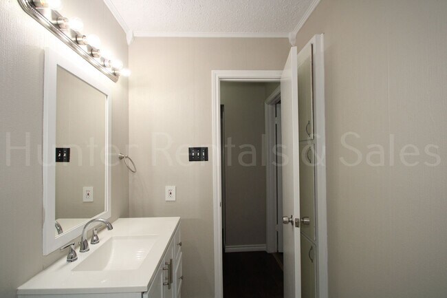 Building Photo - Stylish Killeen Retreat on Mountain View Drive