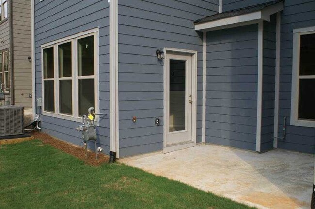 Building Photo - TOWN HOME IN GATED COMMUNITY WITH POOL!