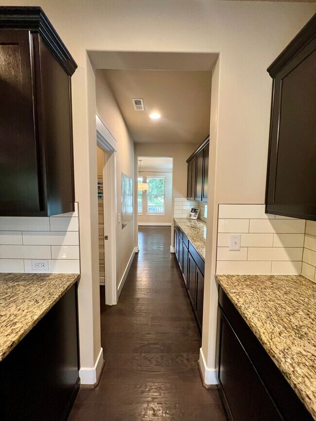 Building Photo - Large 5 Bedroom Home in Tumwater