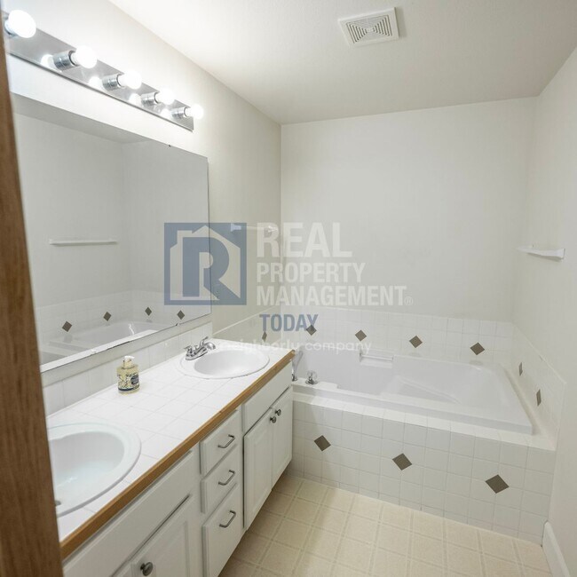 Building Photo - Beautiful 3 Bedroom and 2.5 Bathroom Home!...