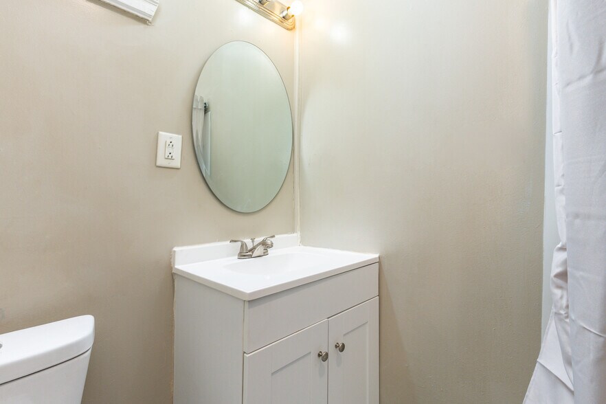 Building Photo - 3864 W Girard Ave