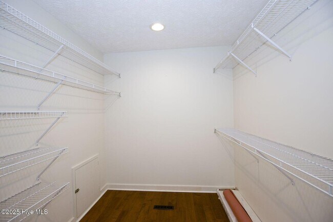Building Photo - 1205 Greenbriar Dr