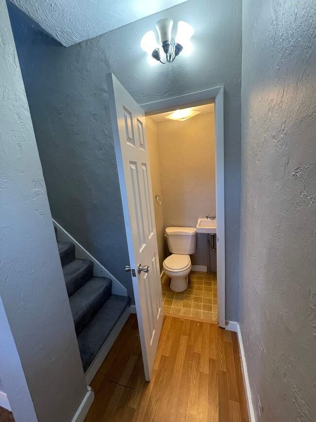 Building Photo - Single Family House in Mt Washington Avail...