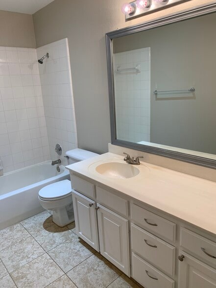 Second bathroom - 129 Wildwood Ct