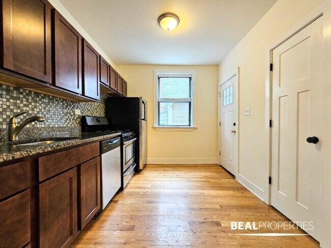 Building Photo - 2 bedroom in CHICAGO IL 60613