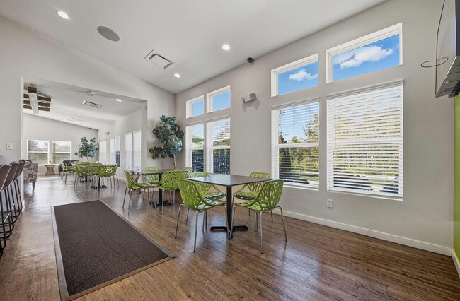 Building Photo - 933 Persimmon Ln