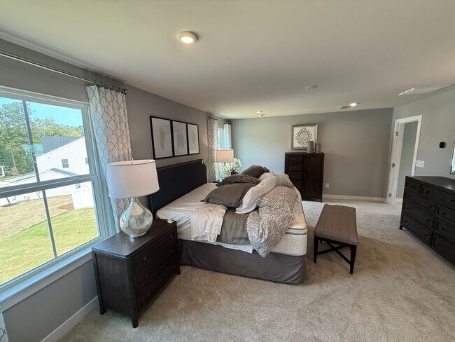 Building Photo - Never loved in Model Homes