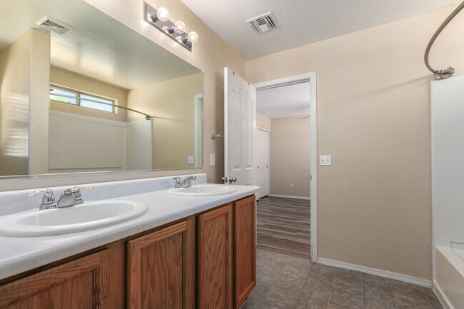 Building Photo - 3-Bedroom Home in The Villages at Queen Cr...
