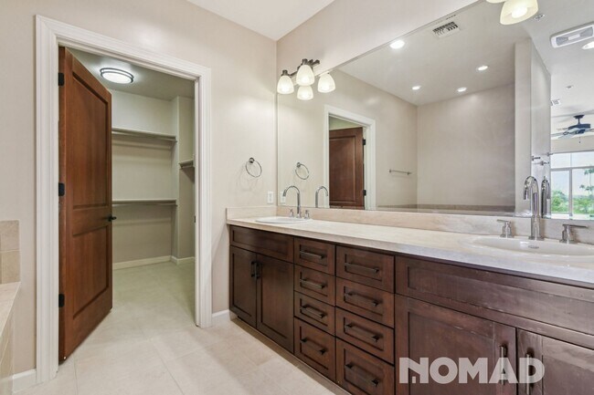 Building Photo - Charming 3BR Townhome in Scottsdale
