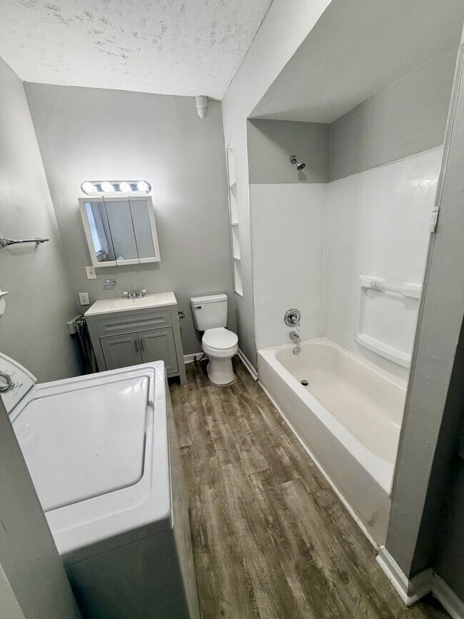 Building Photo - 511 S Broadway St