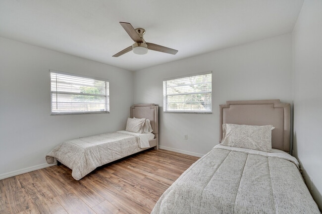 Building Photo - 8644 Sandberry Blvd