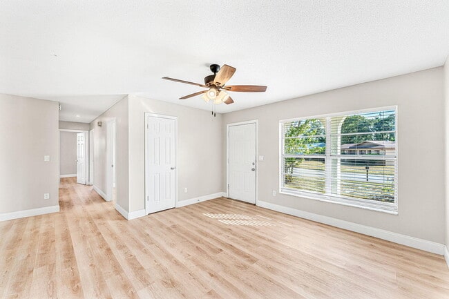 Building Photo - 2160 Fairlane Dr