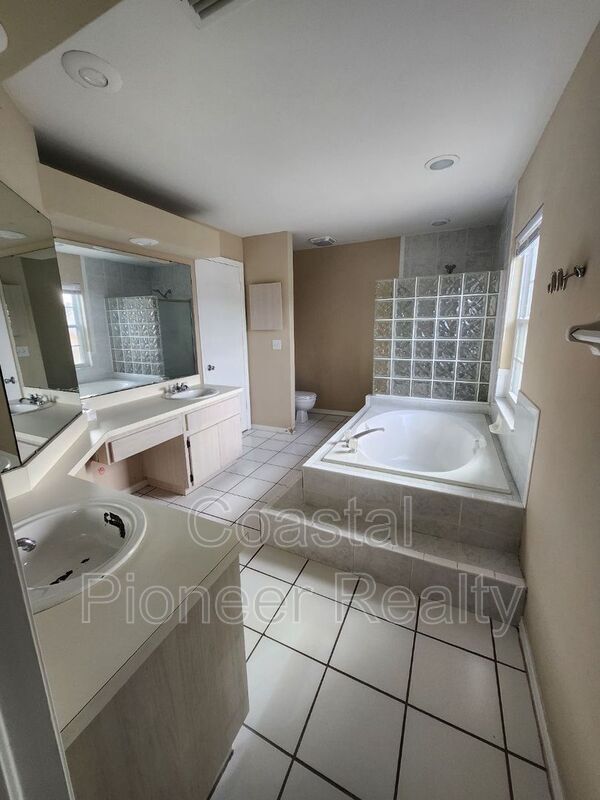 Building Photo - 10121 Sea spray Pl