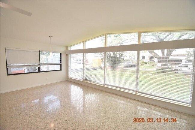 Building Photo - 528 Suwanee Cir