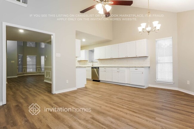 Building Photo - 1633 Summers Dr