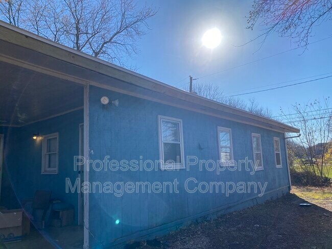 Building Photo - 916 S Clifton Ave