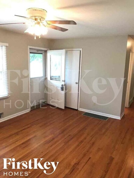 Building Photo - 7106 N Troost Ave