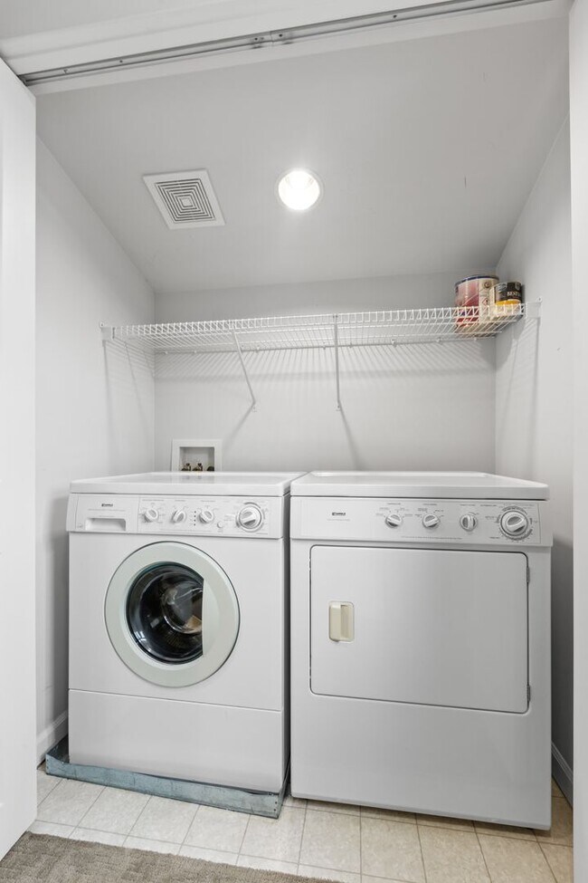 Building Photo - 3Bd/2.5Ba Seattle Home