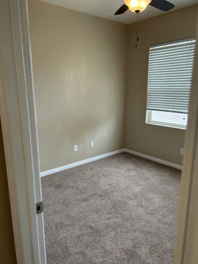 Building Photo - Spacious home in University Park