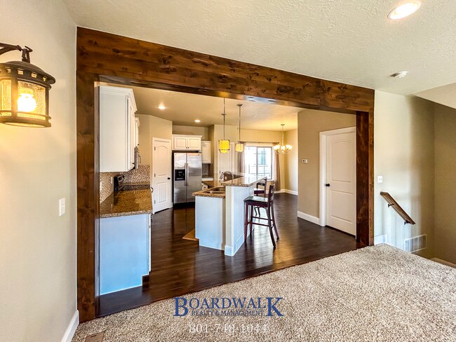 Building Photo - Spectacular 3 bed 2.5 bath in Highland