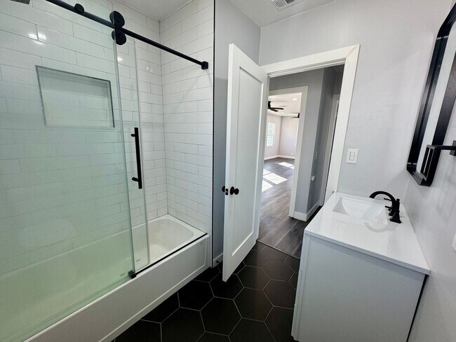 Building Photo - 4139 Gaviota Ave