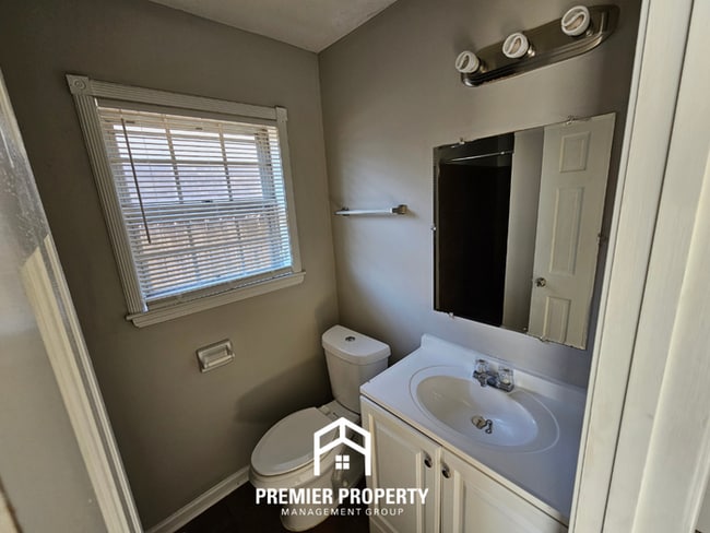 Building Photo - 4BR Memphis Home w/ Brick Fireplace, Formal Dining & Fenced Yard