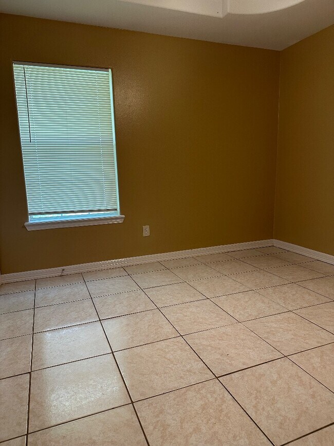 Building Photo - 2300 N Erica St