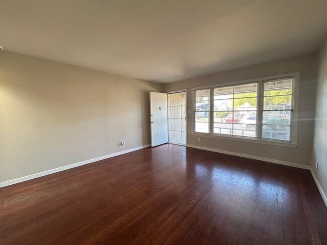 Building Photo - Charming Single Story 2-Bedroom Home in Ma...