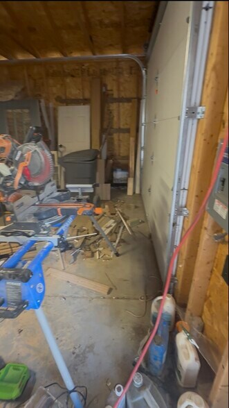 Garage interior West facing - 3747 E Pulaski Ave