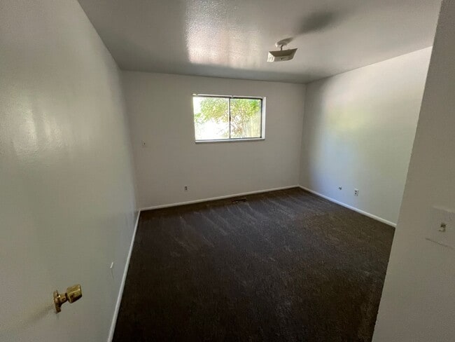 Building Photo - Great 2 Bedroom 1 Bathroom Apartment in Pr...