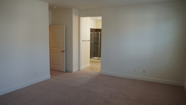 Building Photo - Beautiful 3 Bed, 2.5 Bath in Desirable Dia...