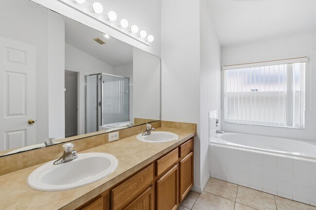 Building Photo - Pool Home in Florida Pines | Pool Service Included