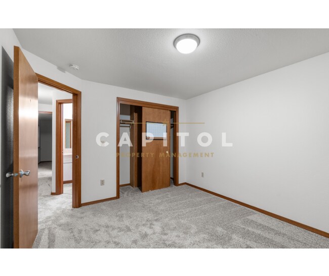 Building Photo - 1402 5th Ave SW