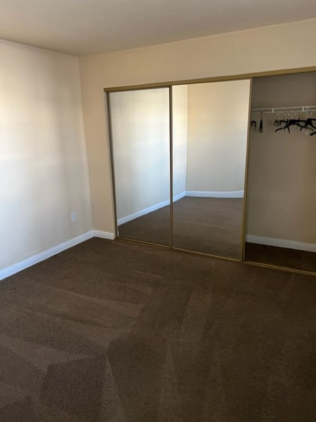 Building Photo - SW- 2 Bedroom Condo!