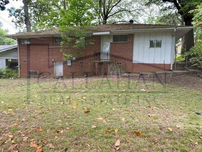 Building Photo - Close to UALR 3 bed 2 bath