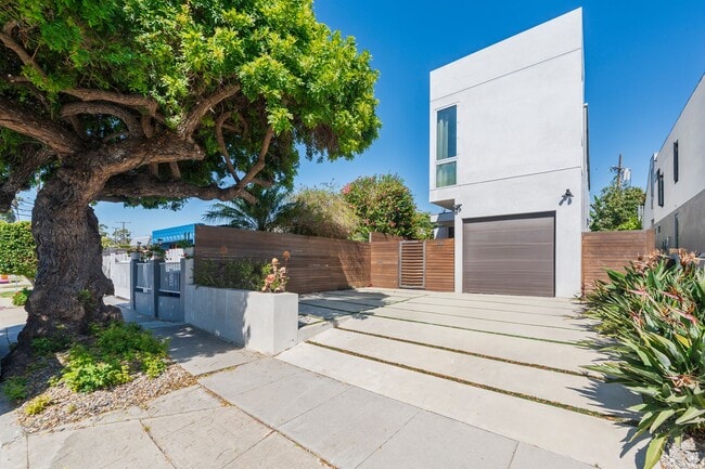 Primary Photo - Silicon Beach Sanctuary: A Custom Architec...