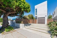 Building Photo - Stunning Custom Home in Del Rey