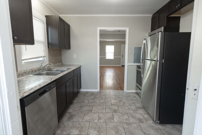 Building Photo - Cute Central Columbia Home