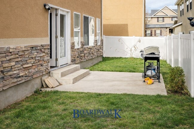 Building Photo - Quiet Riverton 3 Bed Home – Garage & Yard