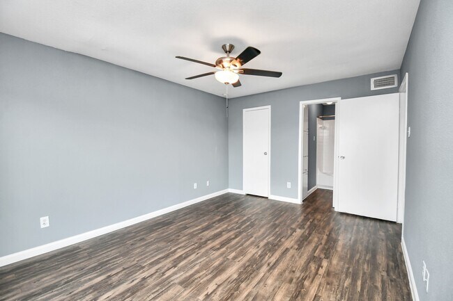 Building Photo - 5959 Bonhomme Rd