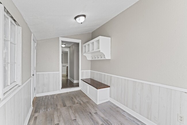 Building Photo - Charming 2 Bed, 1 Bath Lenexa Home with Modern Amenities!