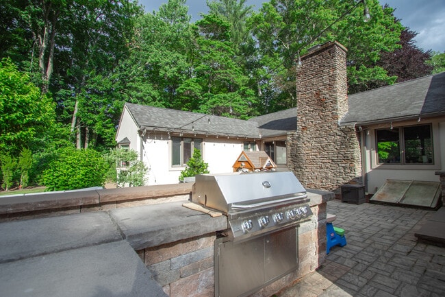 Building Photo - 22 Allen St