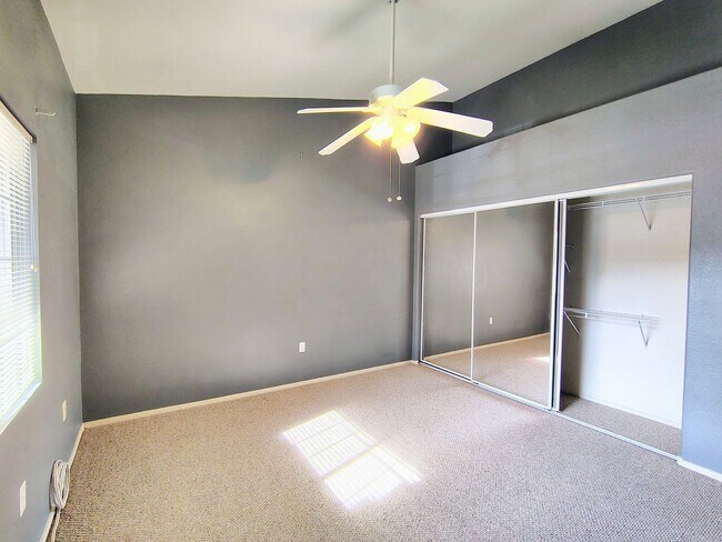 Building Photo - Henderson - 2 bedroom / 2 bath condo