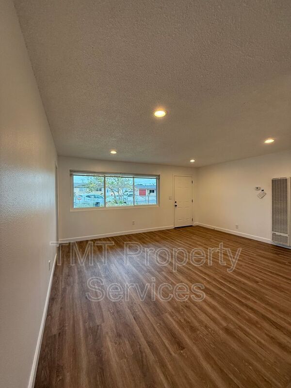 Building Photo - 803 W Harding Ave