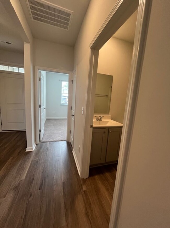 Building Photo - 3 Bedroom Home in Waterside Community of S...